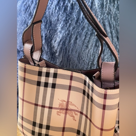 Nova Check Bucket Bag BURBERRY Color: LIGHT ELDERBE
Size: One Size brand new - Picture 10 of 13
